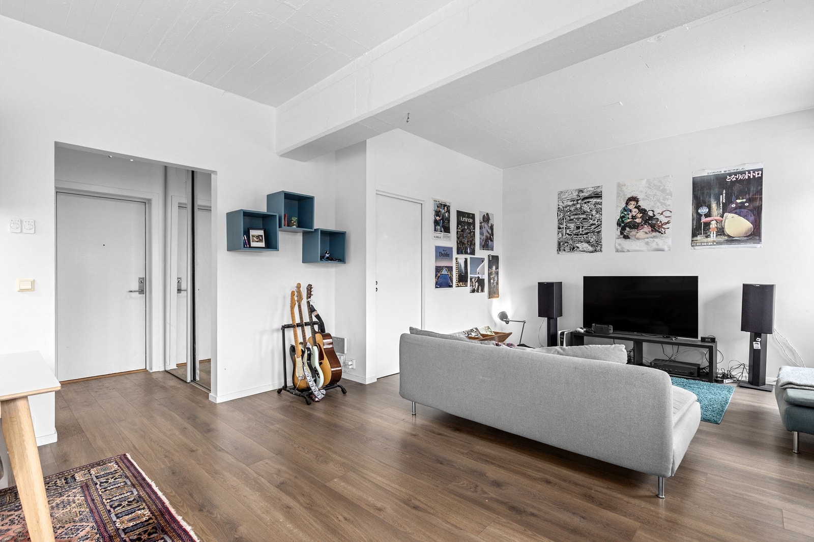 Fin stue med god plass til sofagruppe Galleribilde