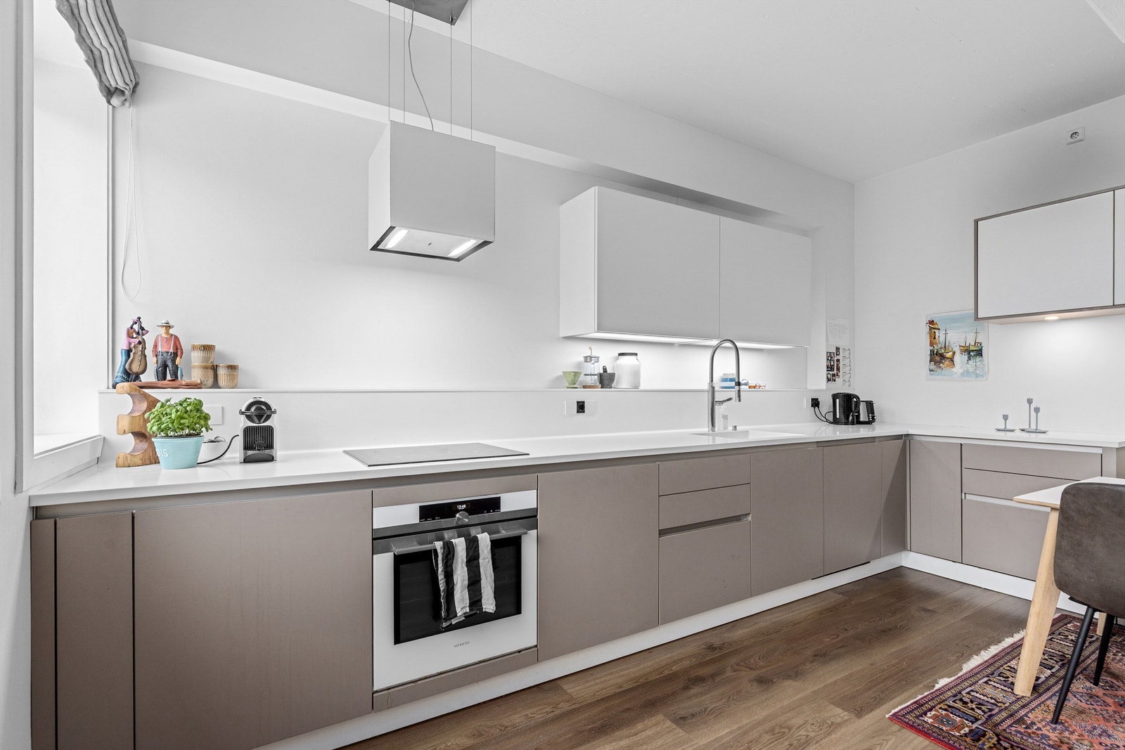 Moderne kjøkken med mye skap- og benkeplass Galleribilde