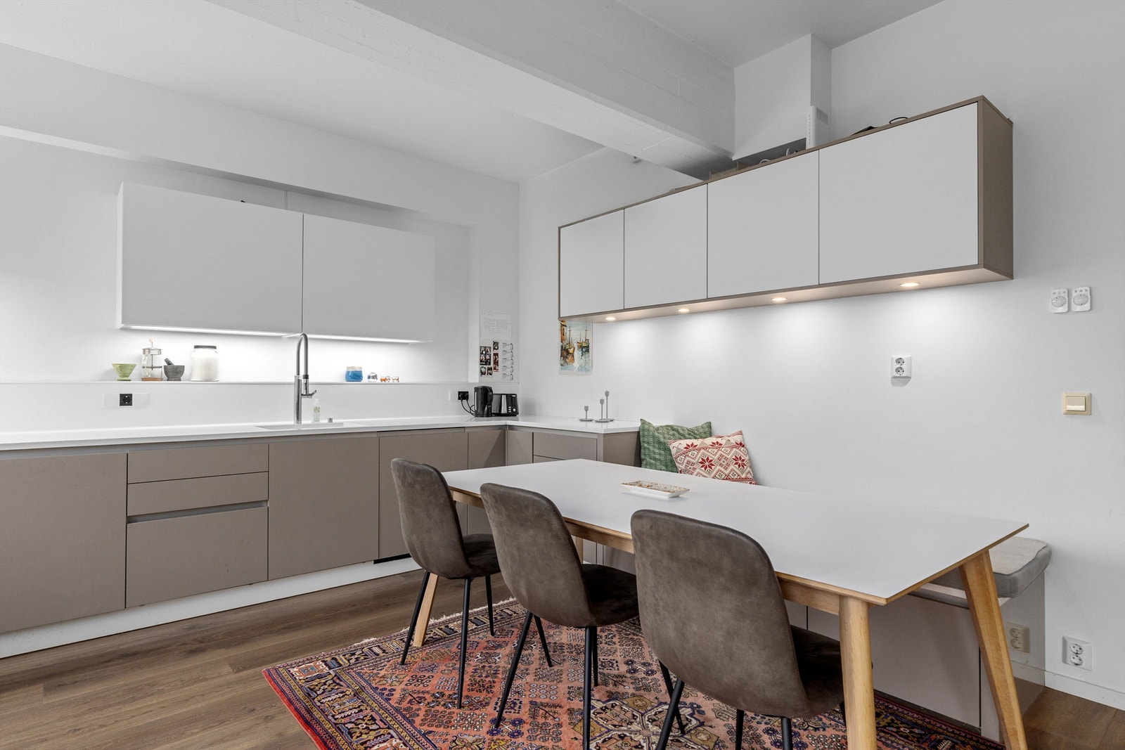 Kjøkkenet ble pusset opp av tidligere eier i 2017 Galleribilde