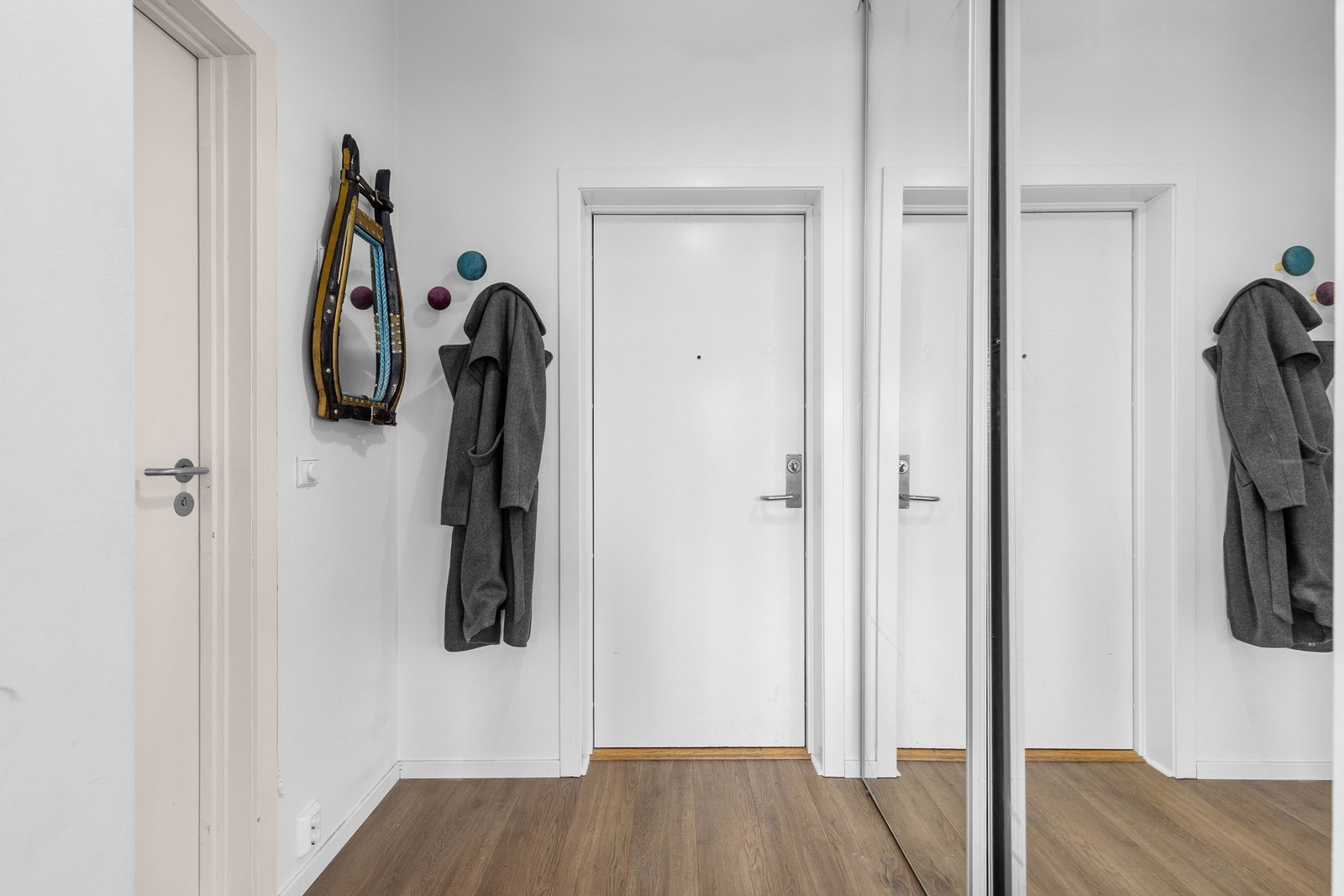 Gangen har godt med veggplass til klesoppheng og skoskap Galleribilde