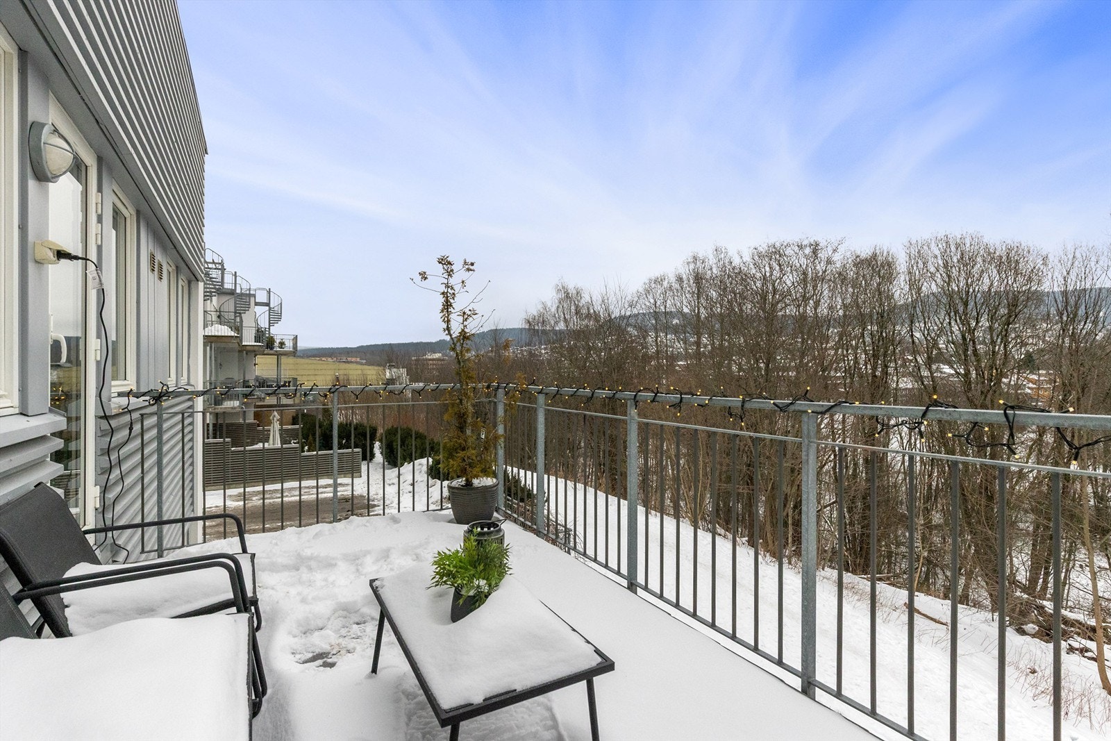 Stor balkong på ca. 11 kvm med god plass til utemøbler Galleribilde