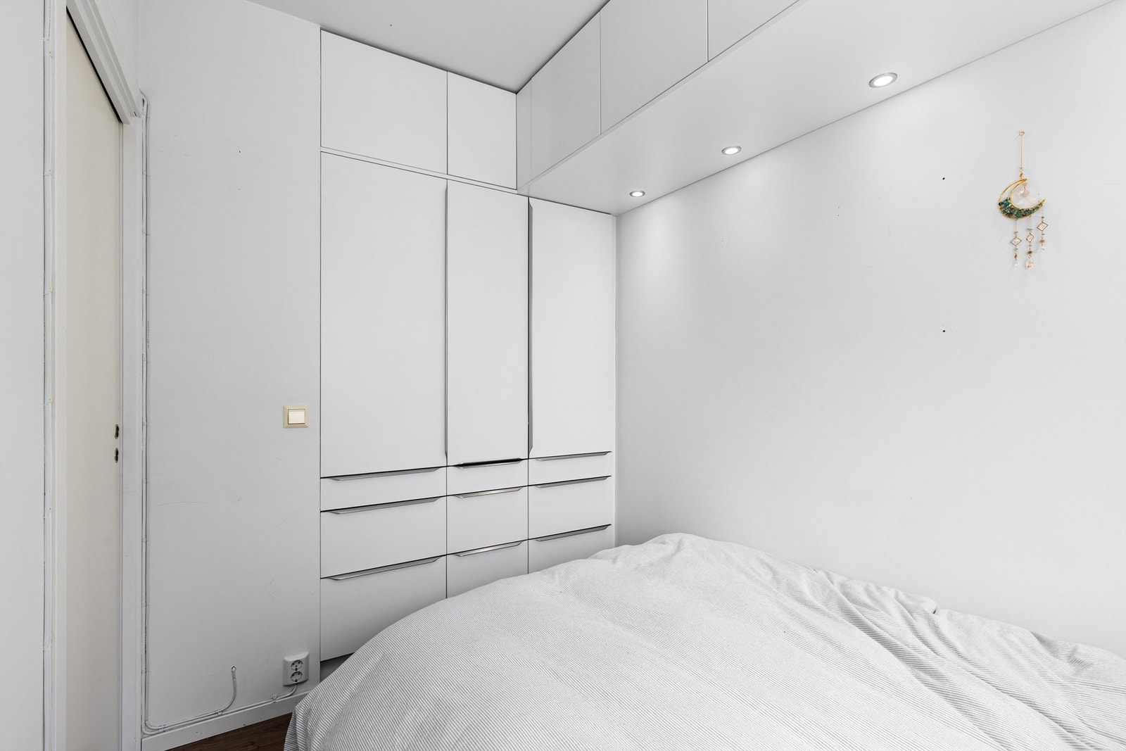 Stor garderobe med praktiske overskap Galleribilde