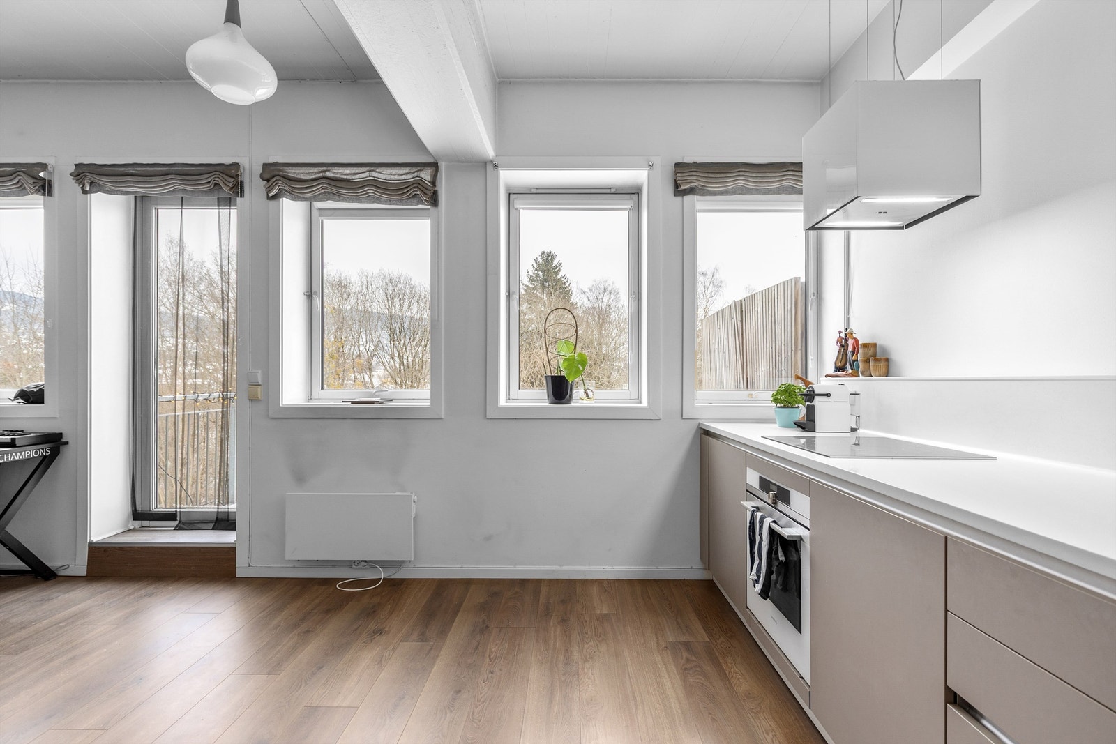 Leiligheten har store vindusflater som gir med naturlig lys inn i leiligheten Galleribilde