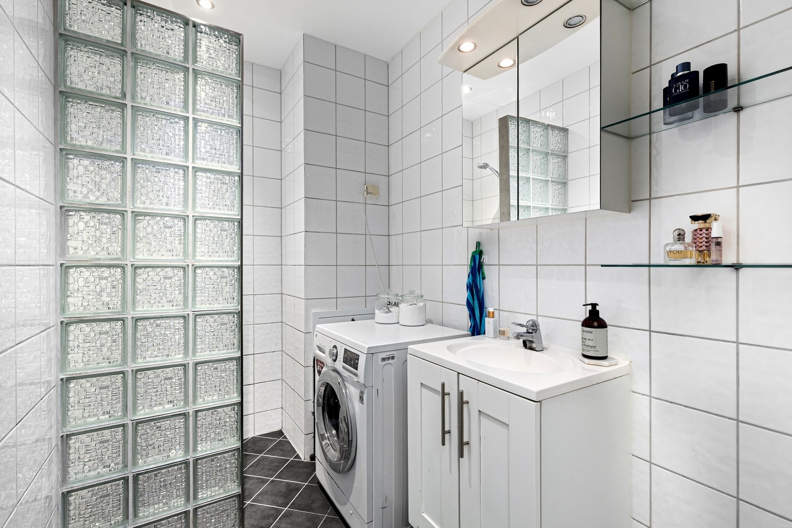 Flislagt bad med gulvvarme og opplegg for vaskemaskin Galleribilde