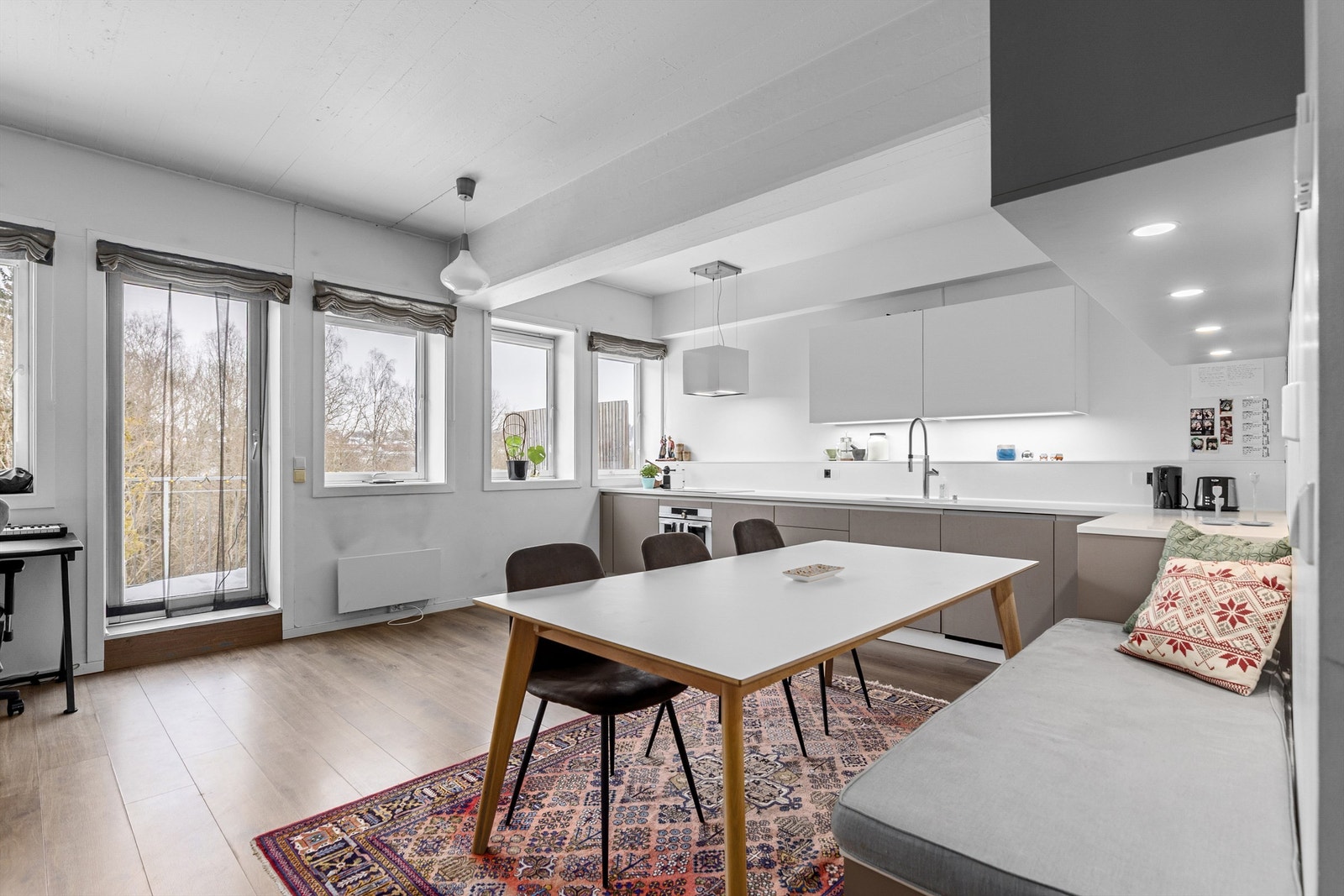 Fin sittebenk i forlengelsen av kjøkkeninnredningen Galleribilde