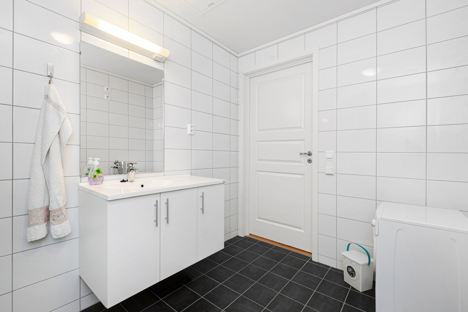 Flislagt bad med opplegg for vaskemaskin Galleribilde