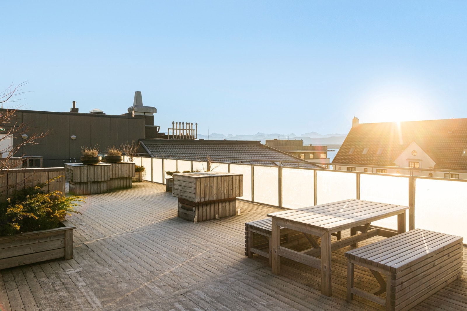 Sameiet disponerer en romslig takterrasse med fine sol- og utsiktsforhold Galleribilde
