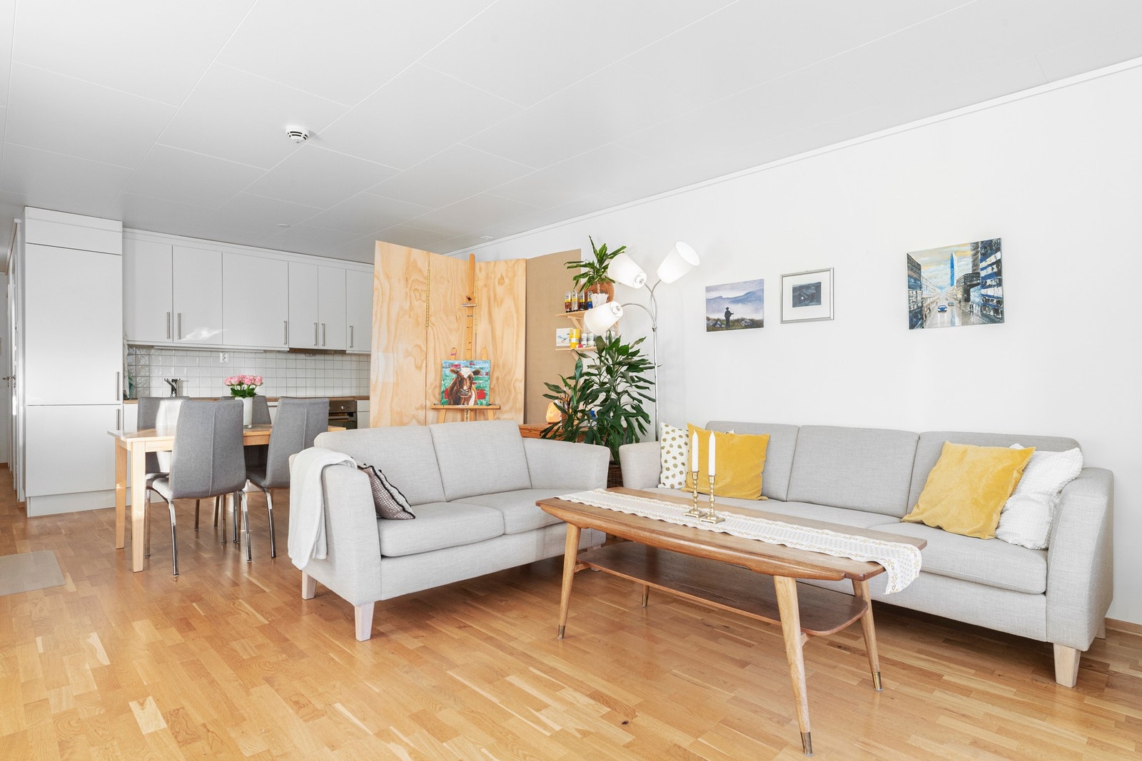 Leiligheten har en lys stue med åpen kjøkkenløsning Galleribilde