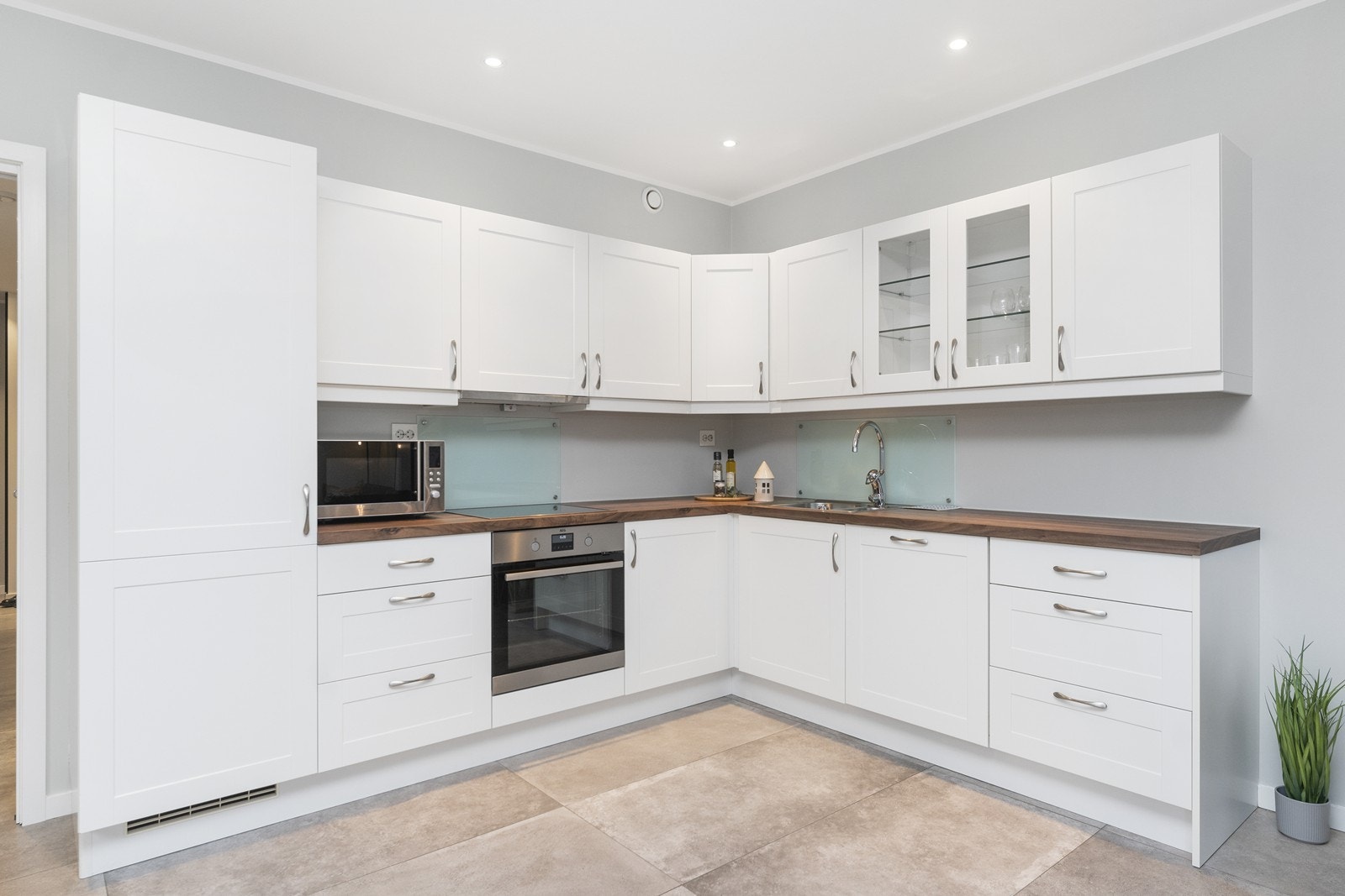 Integrerte hvitevarer på kjøkken medfølger i salget! Galleribilde