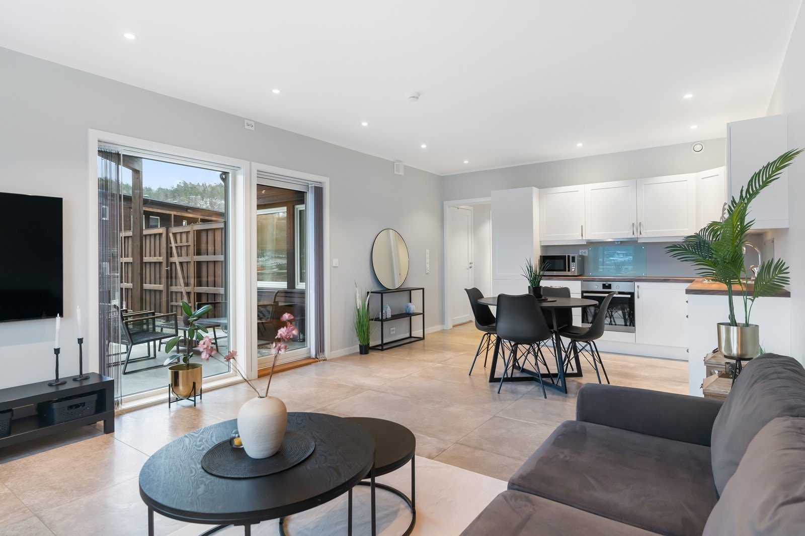 Åpen løsning mellom stue og kjøkken gir god romfølelse. Herfra er det også utgang til støpt platting i front. Galleribilde