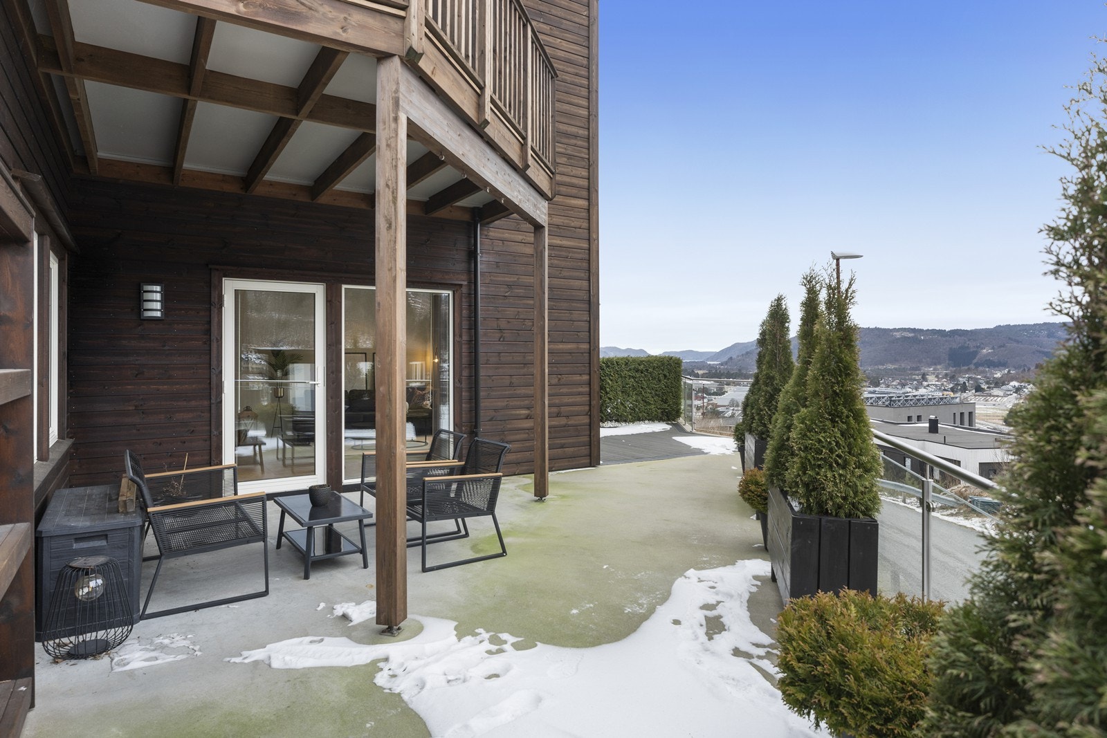 Leiligheten har inngang fra bakkeplan og flott uteplass. Galleribilde