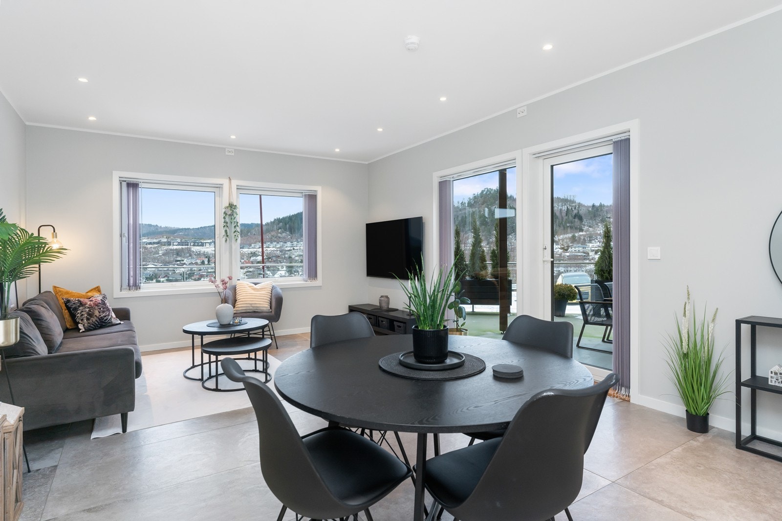 Lys og trivelig leilighet med praktisk planløsning og 3 soverom! Galleribilde