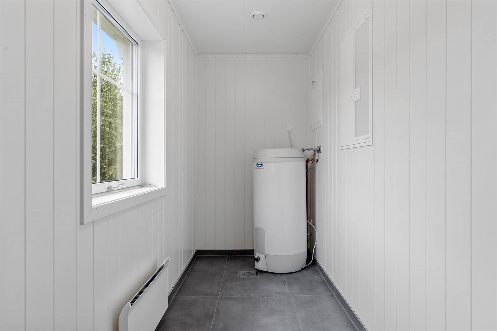 Bod med sluk og varmtvannstank Galleribilde