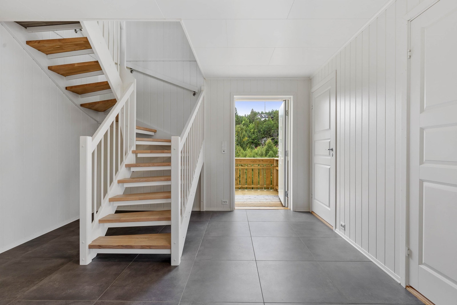 Romslig gang med fliser og varmekabler i gulv. Galleribilde