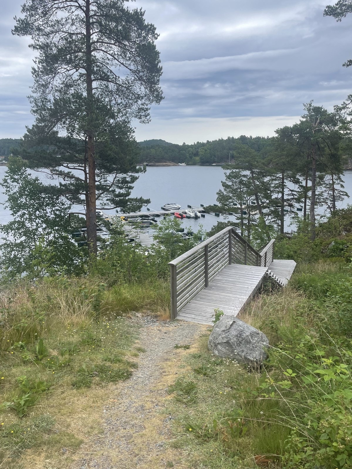 Veien ned til bryggeanlegget Galleribilde