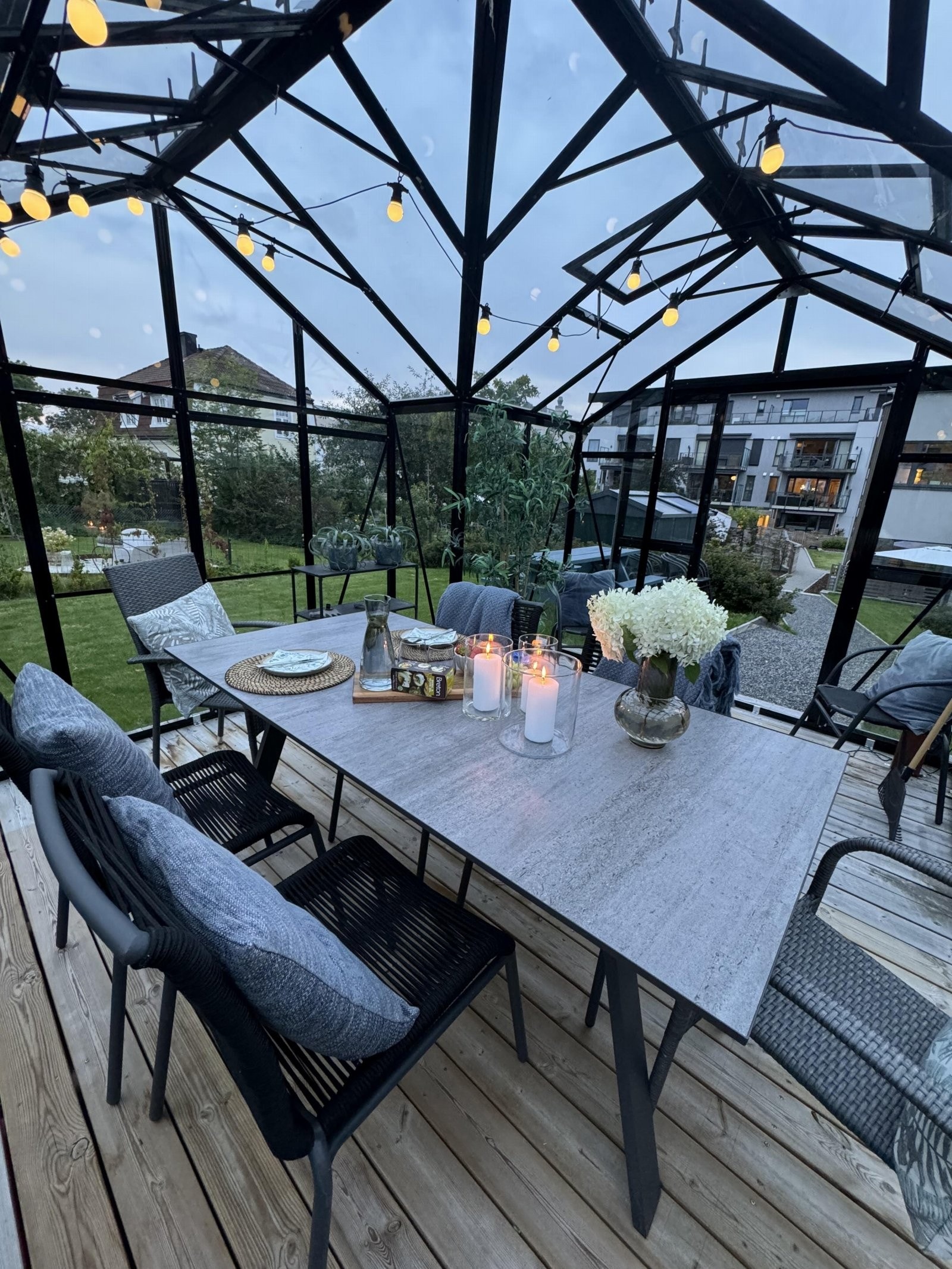 Her ser vi fra hagestuen og mot leilighetsbygget. Galleribilde