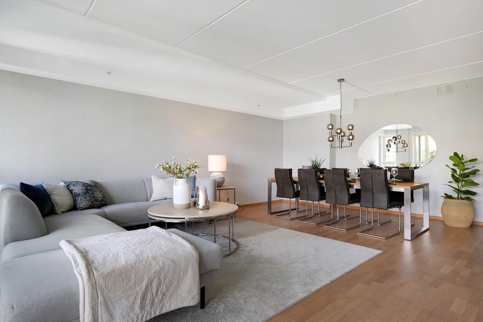 I stuen er det god plass for både spisebord og sofagruppe. Galleribilde