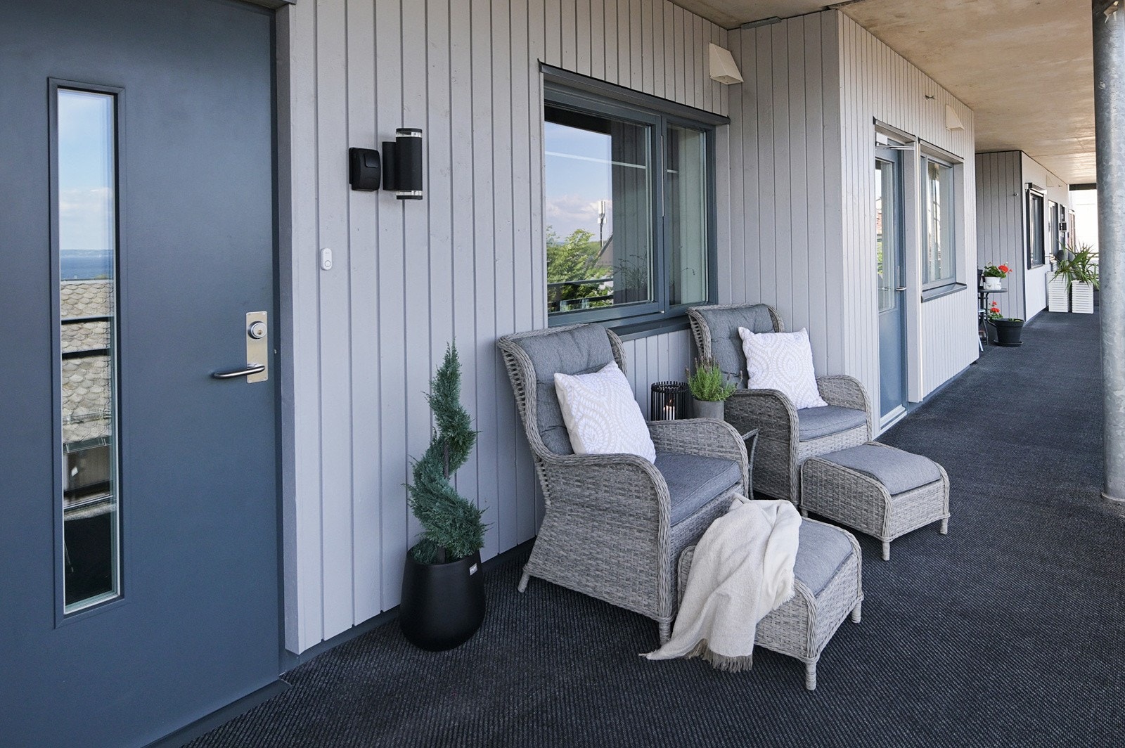 I tilknytning til inngangspartiet finner vi en trivelig uteplass Galleribilde