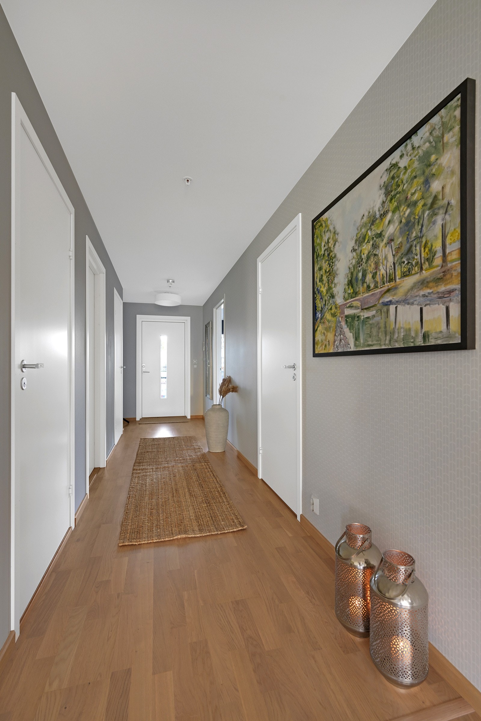 Romslig gang. Galleribilde