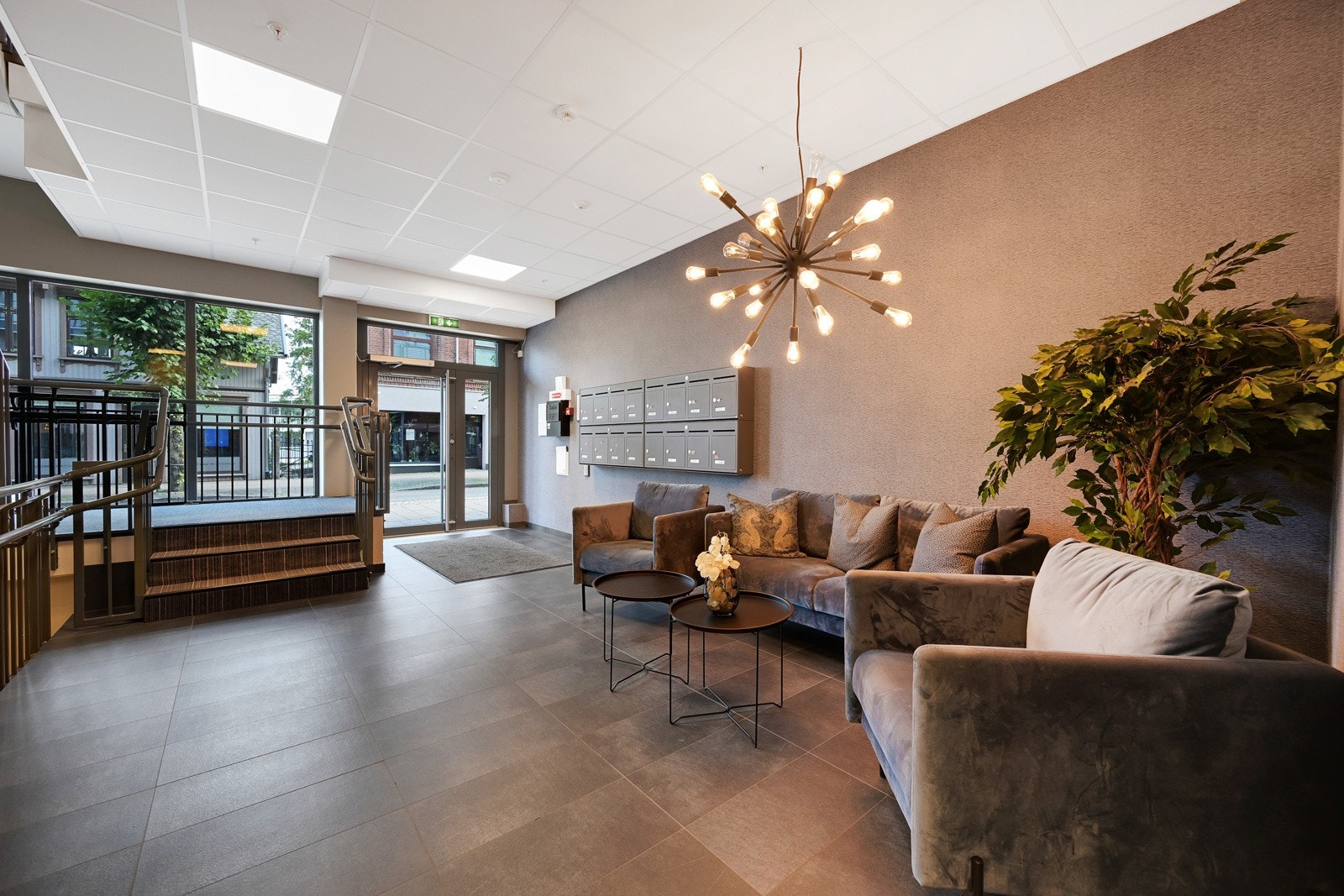 Meget pent inngangsparti med heis opp til leiligheten. Galleribilde