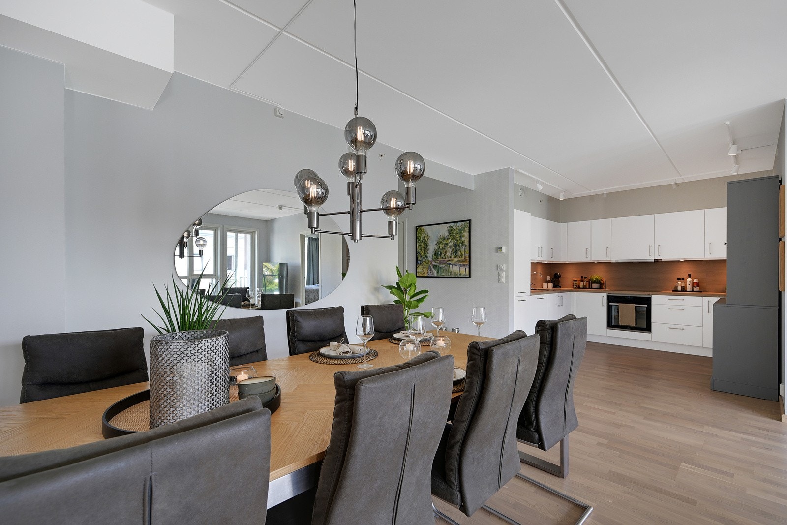 Stue og kjøkken ligger i åpen løsning - så her har "kokken" full kontroll over gjestene under matlagingen. Galleribilde