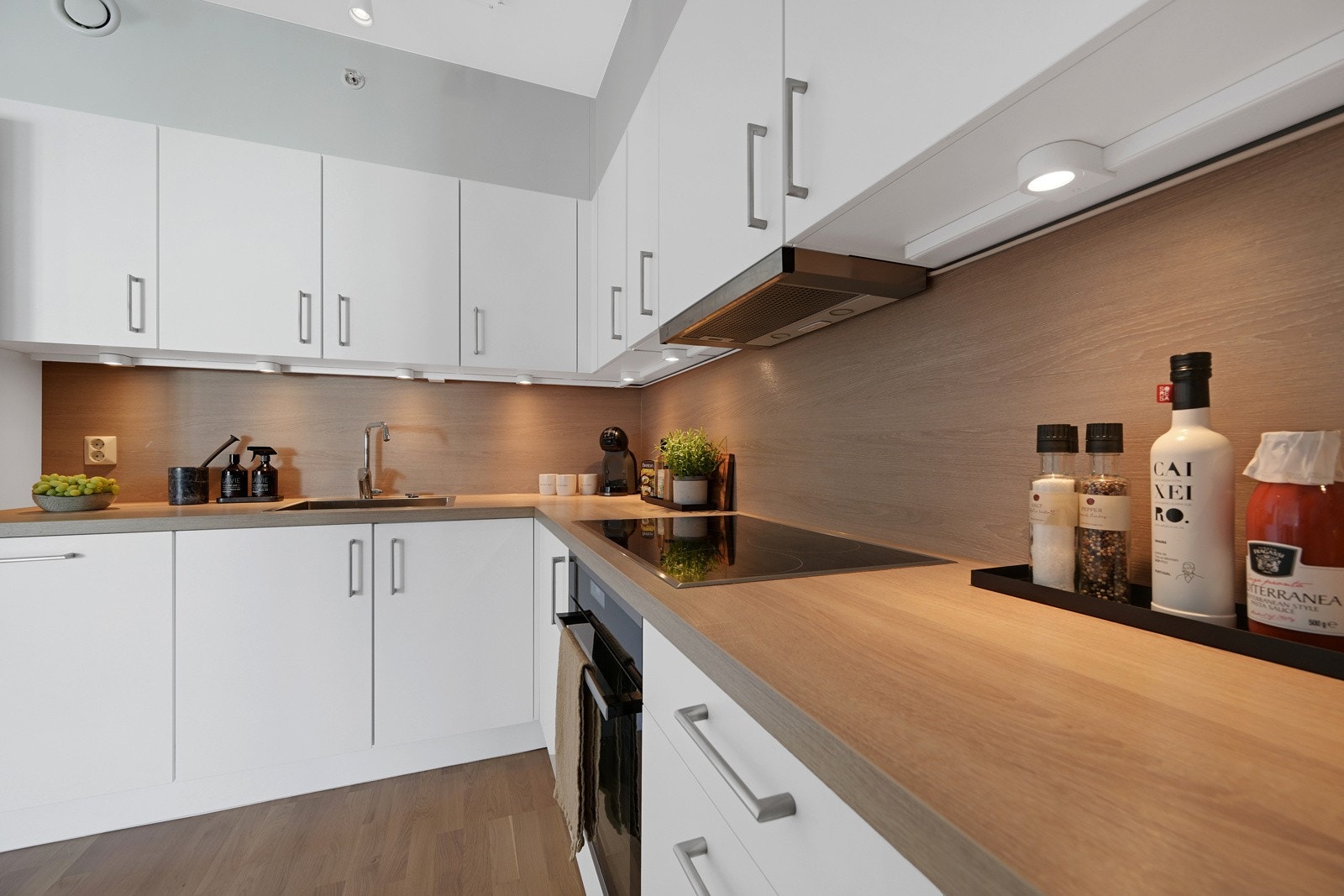 Belysning under overskapene gir hyggelig stemning på kjøkkenet. Galleribilde