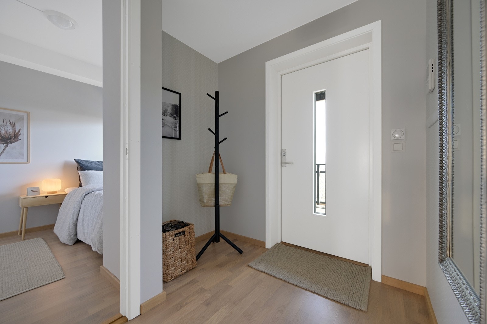 Hyggelig entré med plass for å henge fra seg yttertøy og sko. Galleribilde