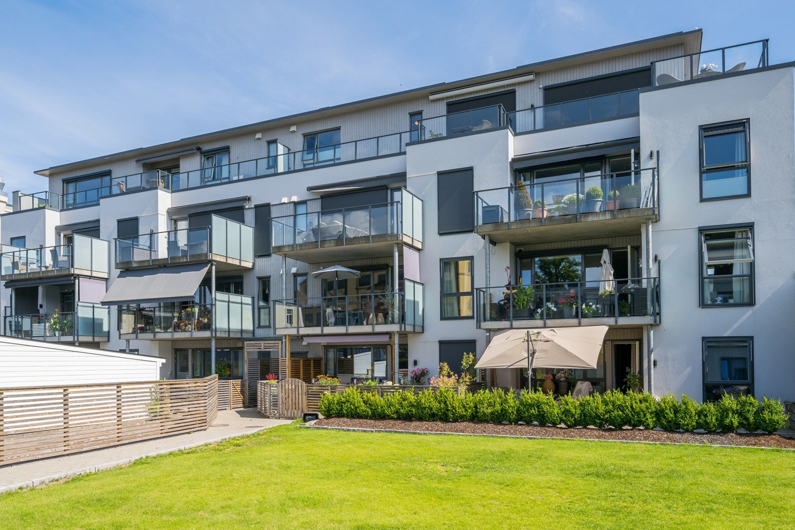 Pent opparbeidet eiendom med gressplen. Galleribilde