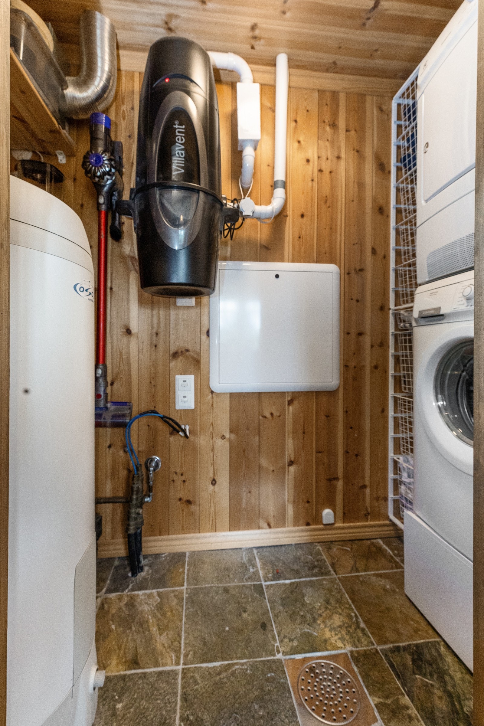 Teknisk rom med opplegg til vaskemaskin Galleribilde