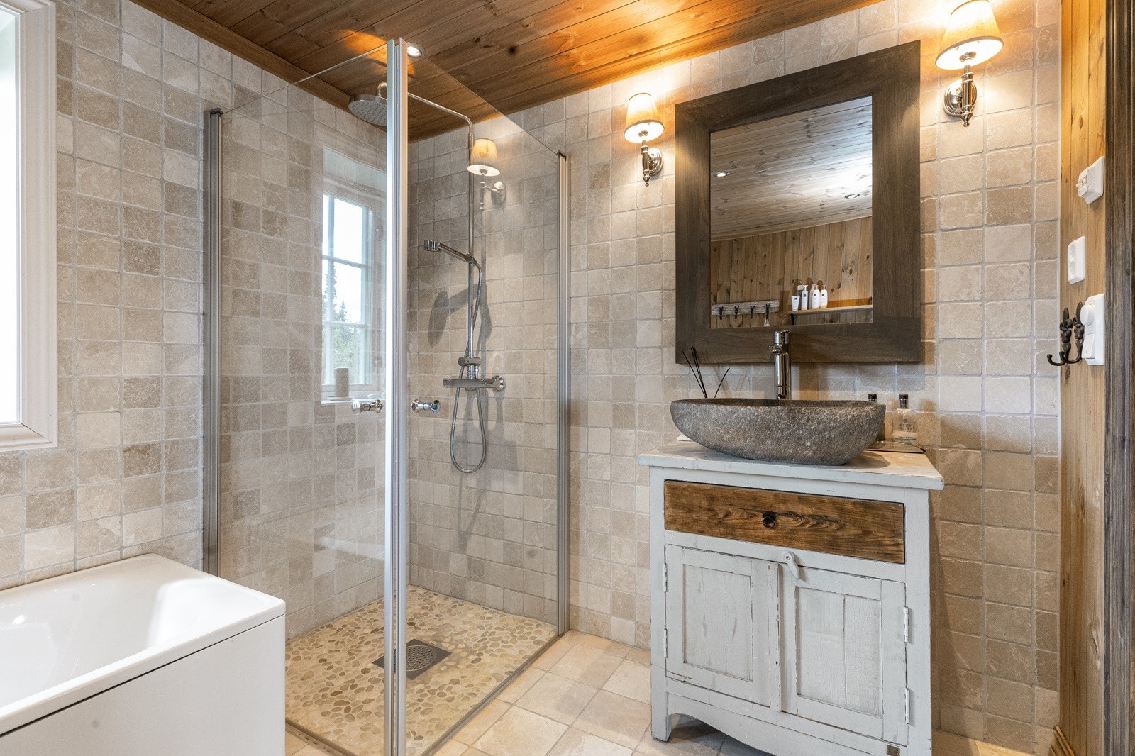 Stilig innredning i eldre stil med servant plassert på benk Galleribilde