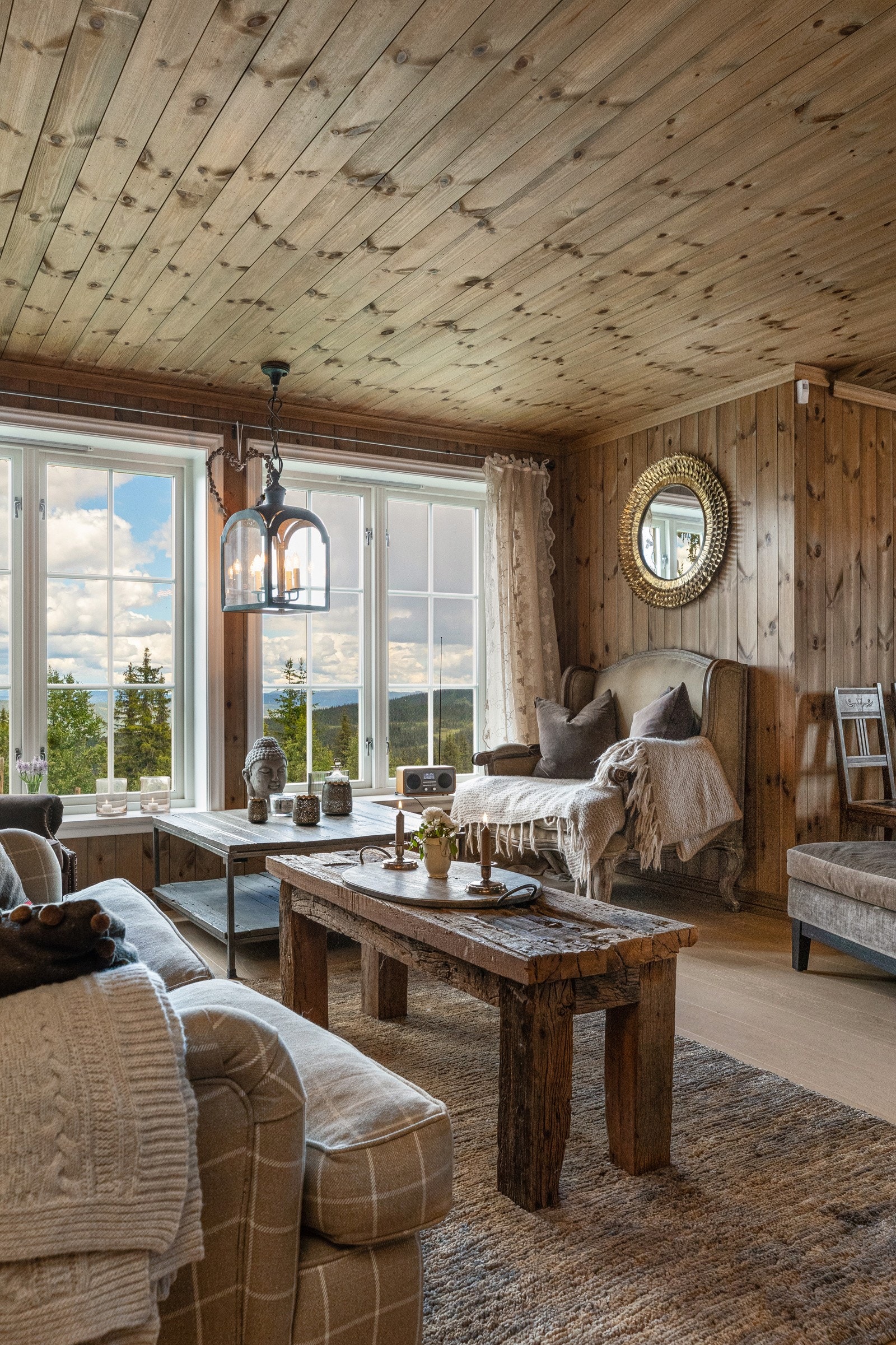 Store vindusflater som gir et godt dagslys inn og en god romfølelse Galleribilde