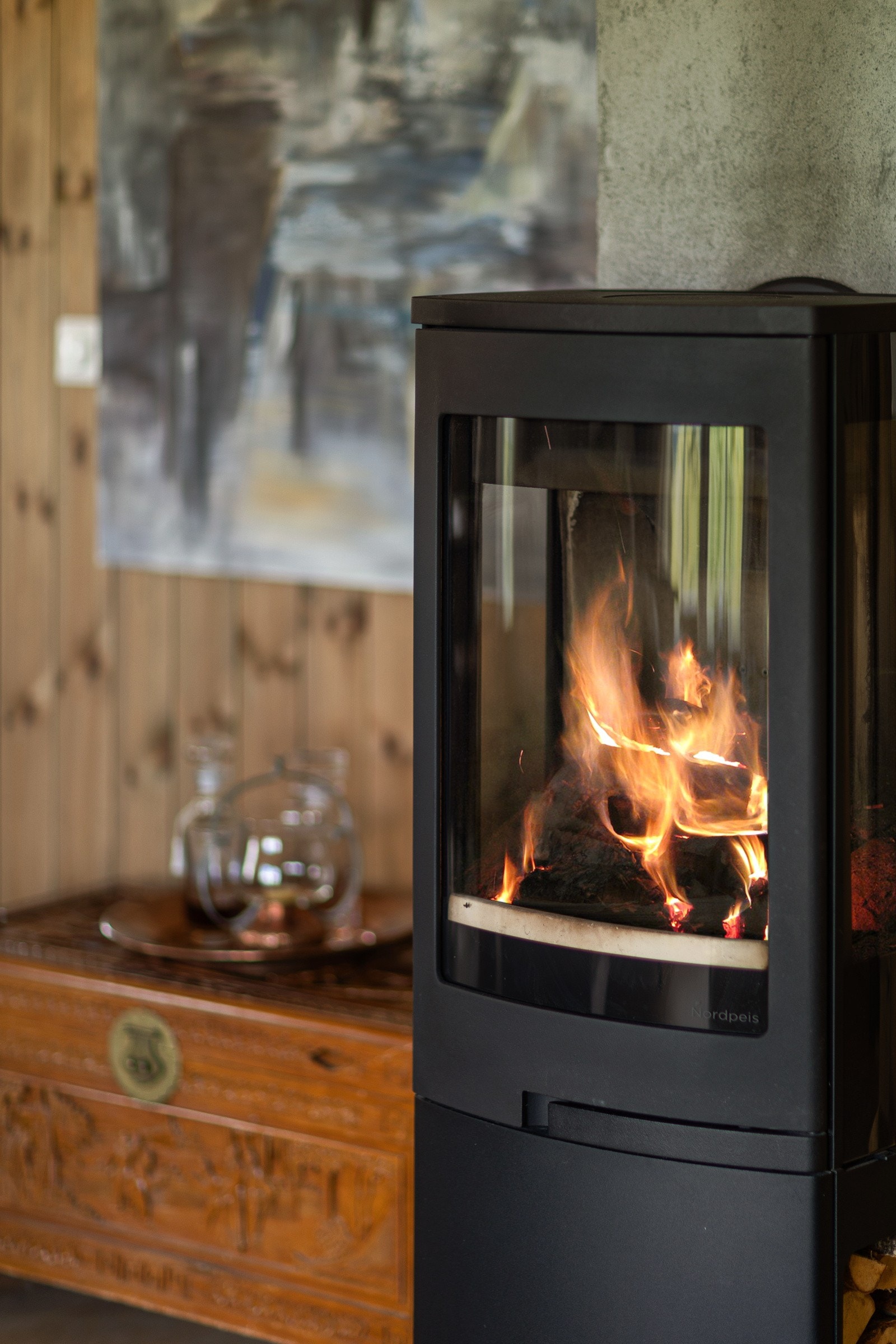 Peisovnen gir en lun og god varme samt hyggelig atmosfære Galleribilde