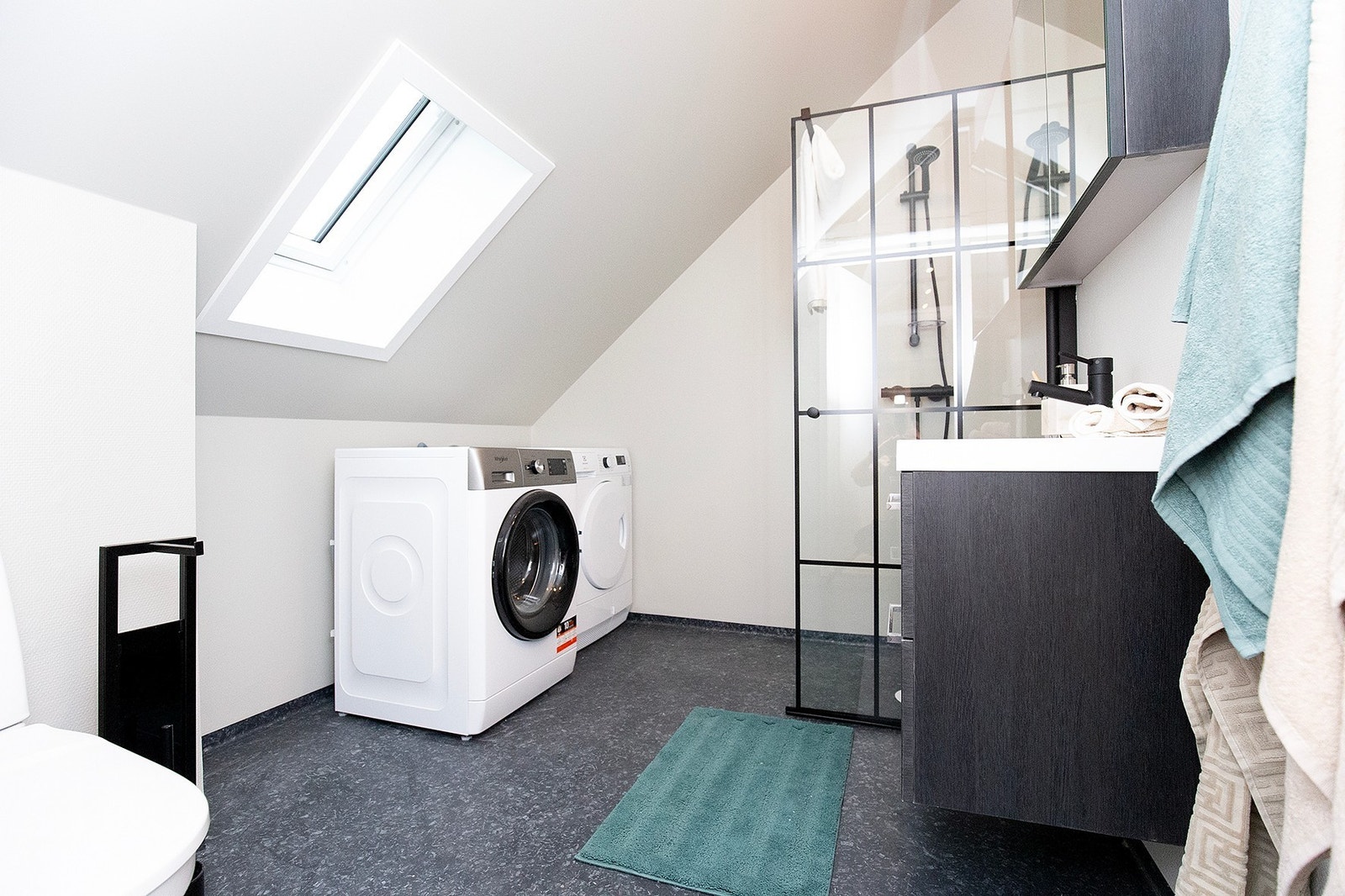Bad med vaskemaskin og tørketrommel som følger med Galleribilde