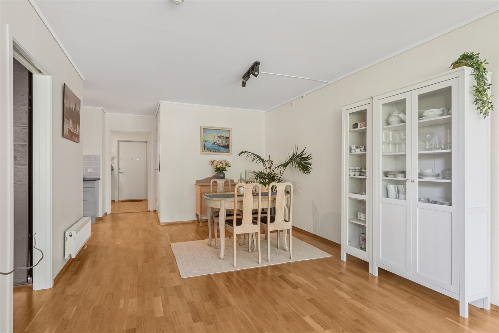 God plass til vitrineskap som gir elegant oppbevaring og fremvisning av dine fineste serviser. Galleribilde