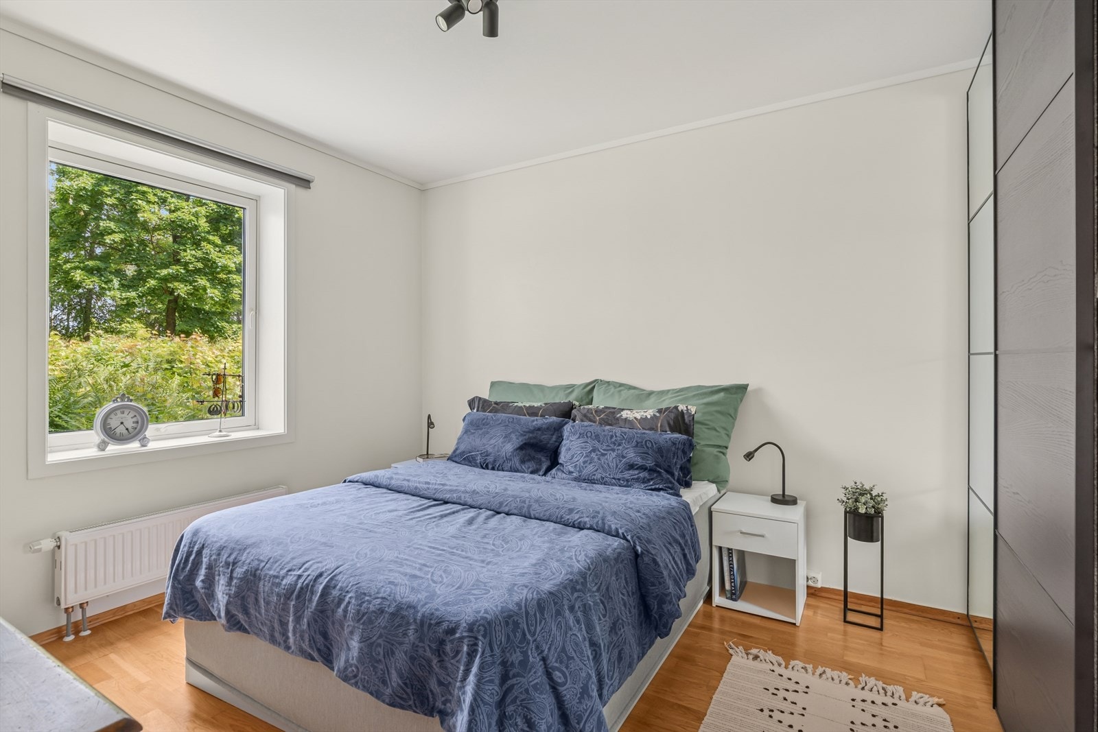 Leiligheten har et romslig soverom. Galleribilde