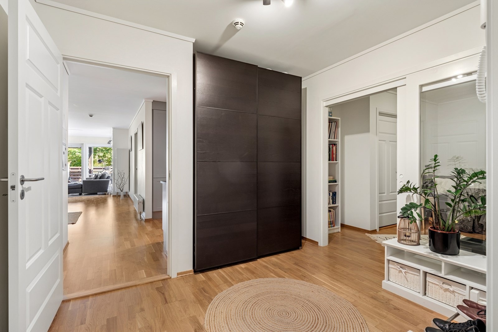 Her er det plass til oppheng av tøy og oppbevaring av sko i skyvedørsgarderobeskap. Galleribilde