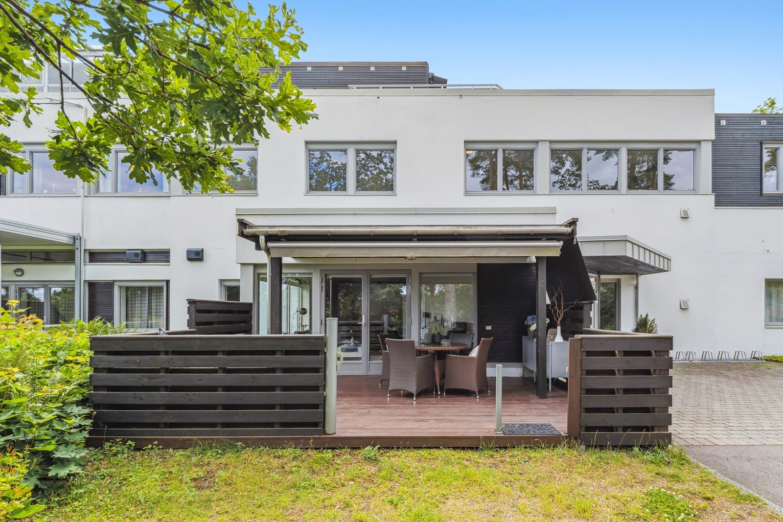 Eiendommen har en fredelig beliggenhet med kort vei til markagrensen og flotte turområder rett borti gata. Galleribilde