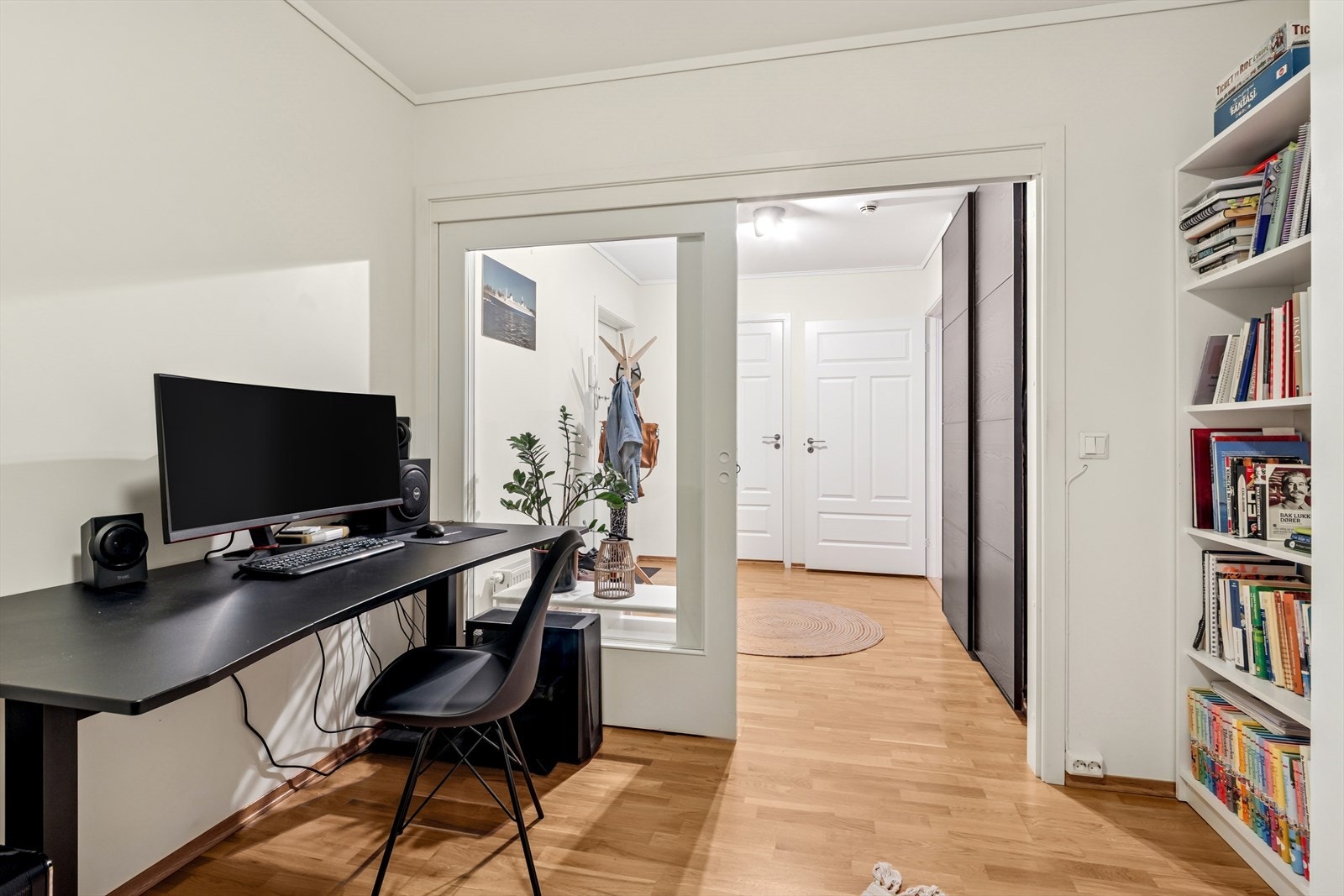 Kontoret har plass til hyller og bøker, noe som gjør det ideelt for hjemmekontor eller som et ekstra oppbevaringsrom. Galleribilde