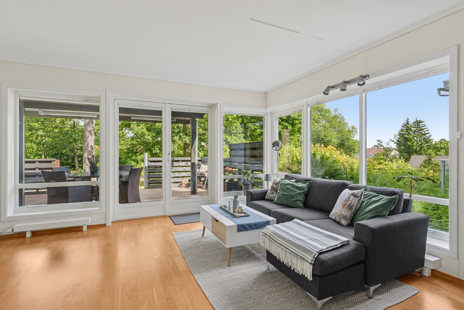 Fra stuen er det direkte utgang til en terrasse på ca. 21 kvm, som gir en flott forlengelse av oppholdsrommet og mulighet for hyggelige utendørsstunder. Galleribilde