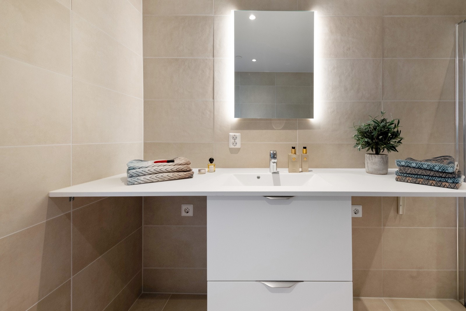 Praktisk og god benkeplass. Opplegg til vaskemaskin og tørketrommel under benk Galleribilde