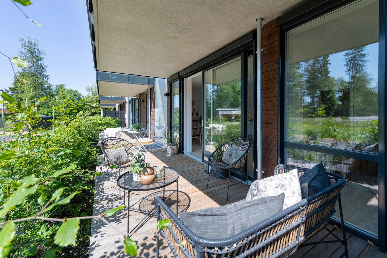 Stor markterrasse med gode solforhold. Galleribilde