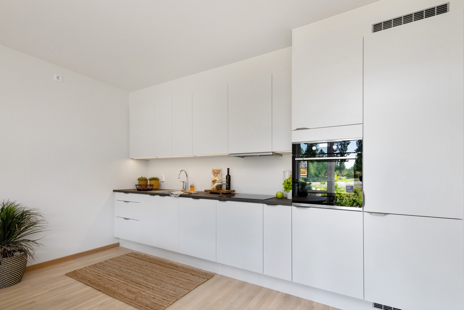 Tidløst kjøkken fra HTH med mye oppbevaring Galleribilde