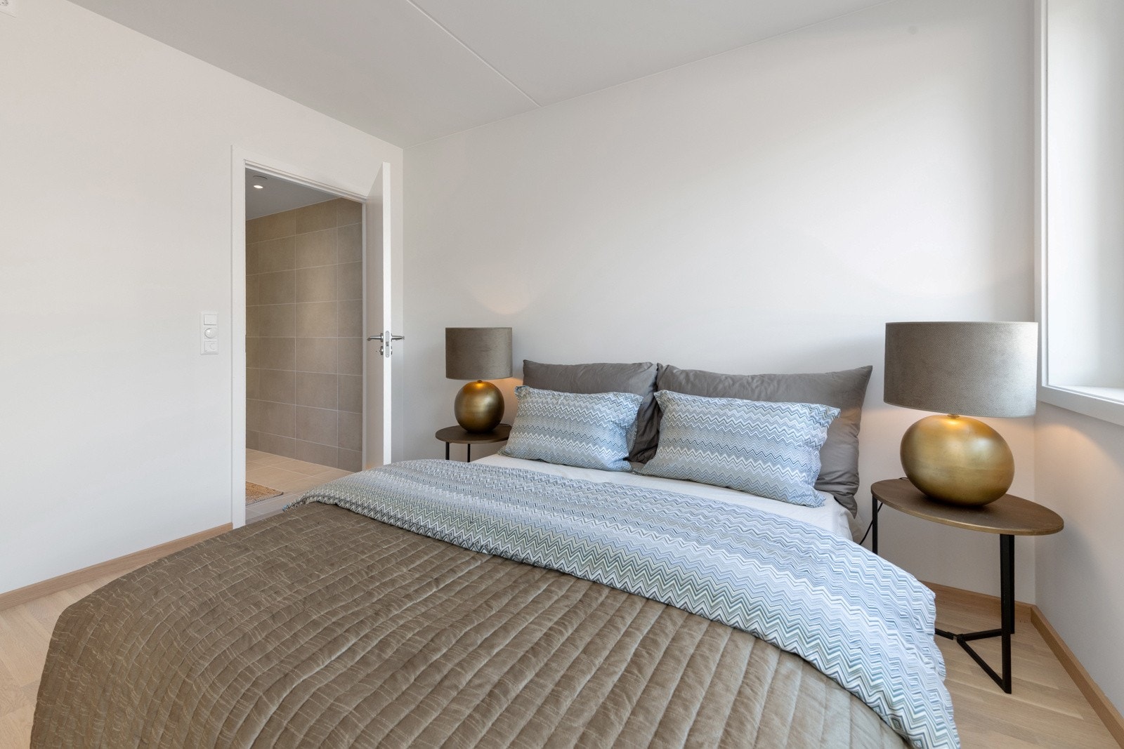 Hovedsoverom med inngang til eget bad. Galleribilde