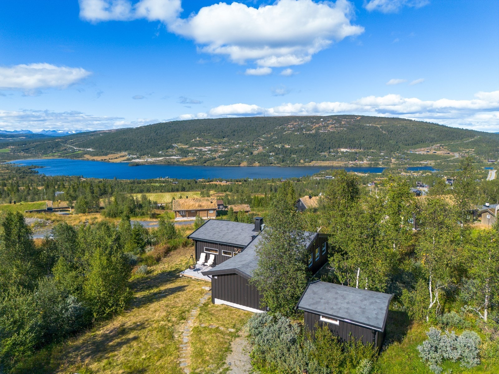 Fra hytta er det kort vei til flere serveringssteder og butikker. Galleribilde