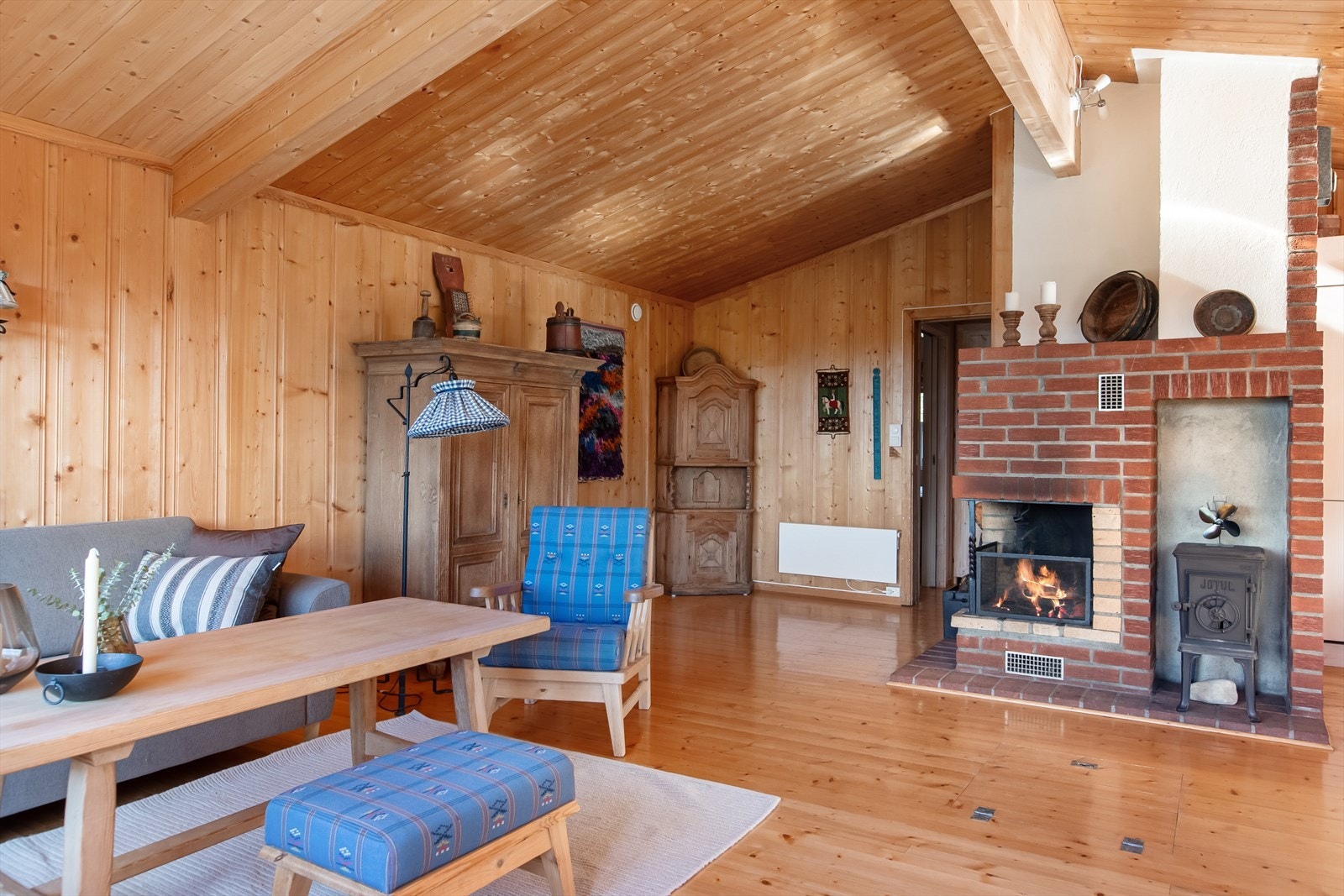 I stuen er det en vedovn som sørger for varme og hygge på kjølige dager. Galleribilde