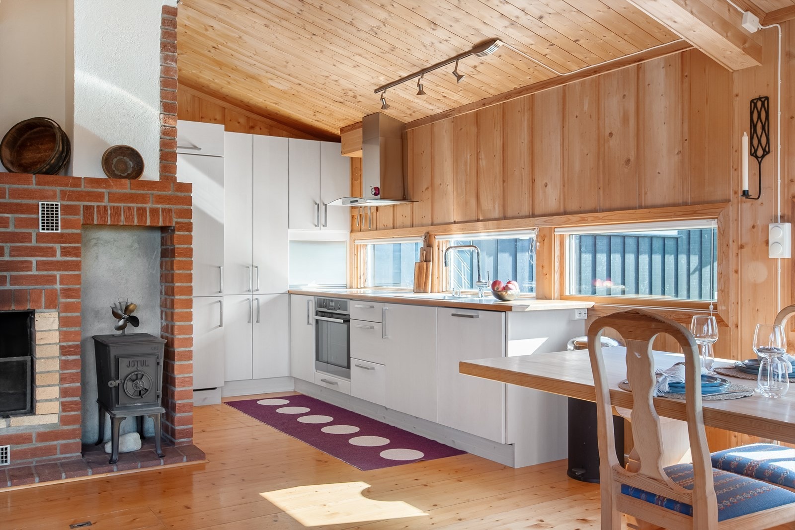 Kjøkkenet har en åpen løsning mot stuen og spisestuen. Galleribilde