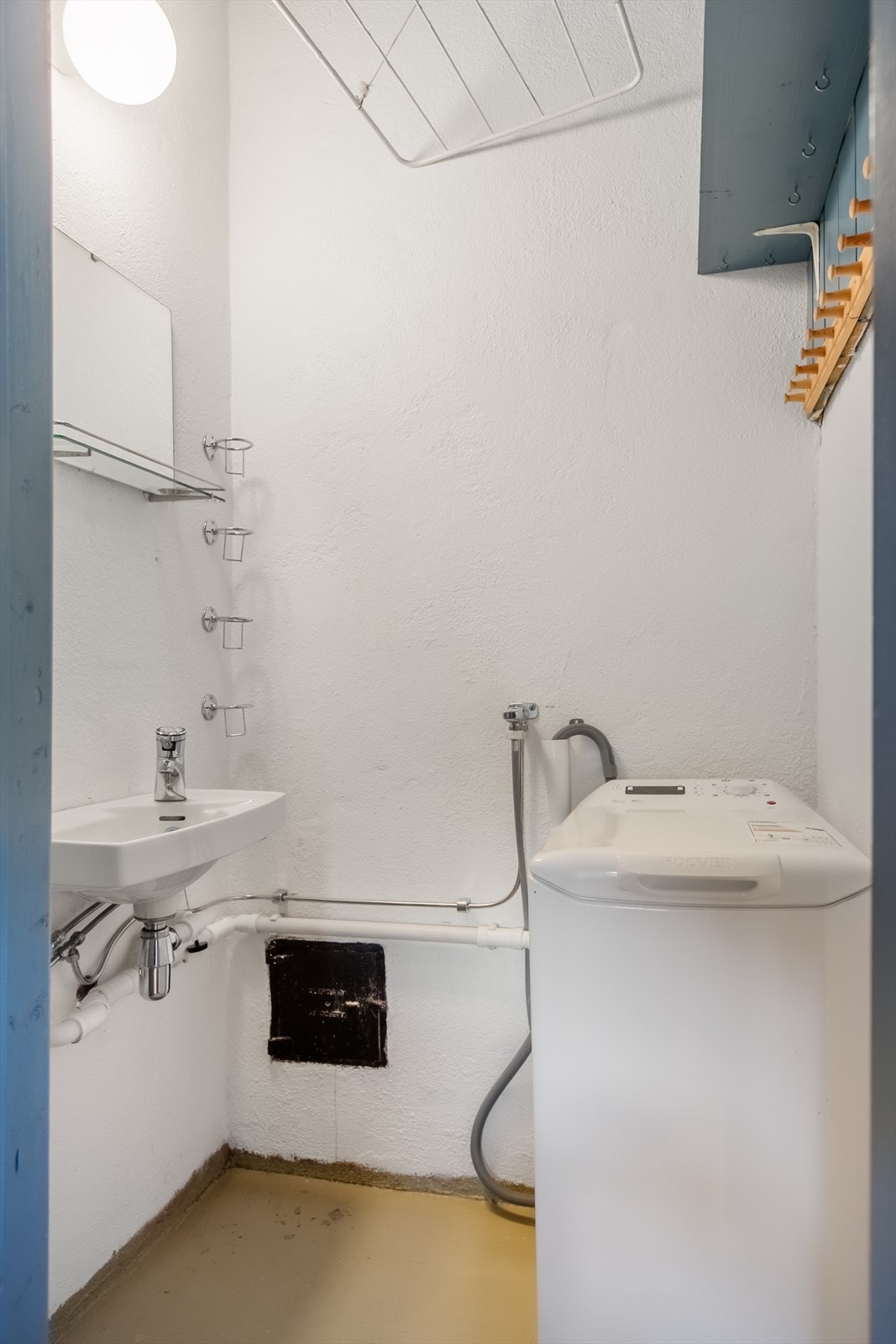 Hytta har et eget separat vaskerom/ tørkerom med opplegg for vaskemaskin. Her er det også varmekabler i gulv og rommet passer ypperlig til tørking av klær etter en lang dag i fjellet. Galleribilde