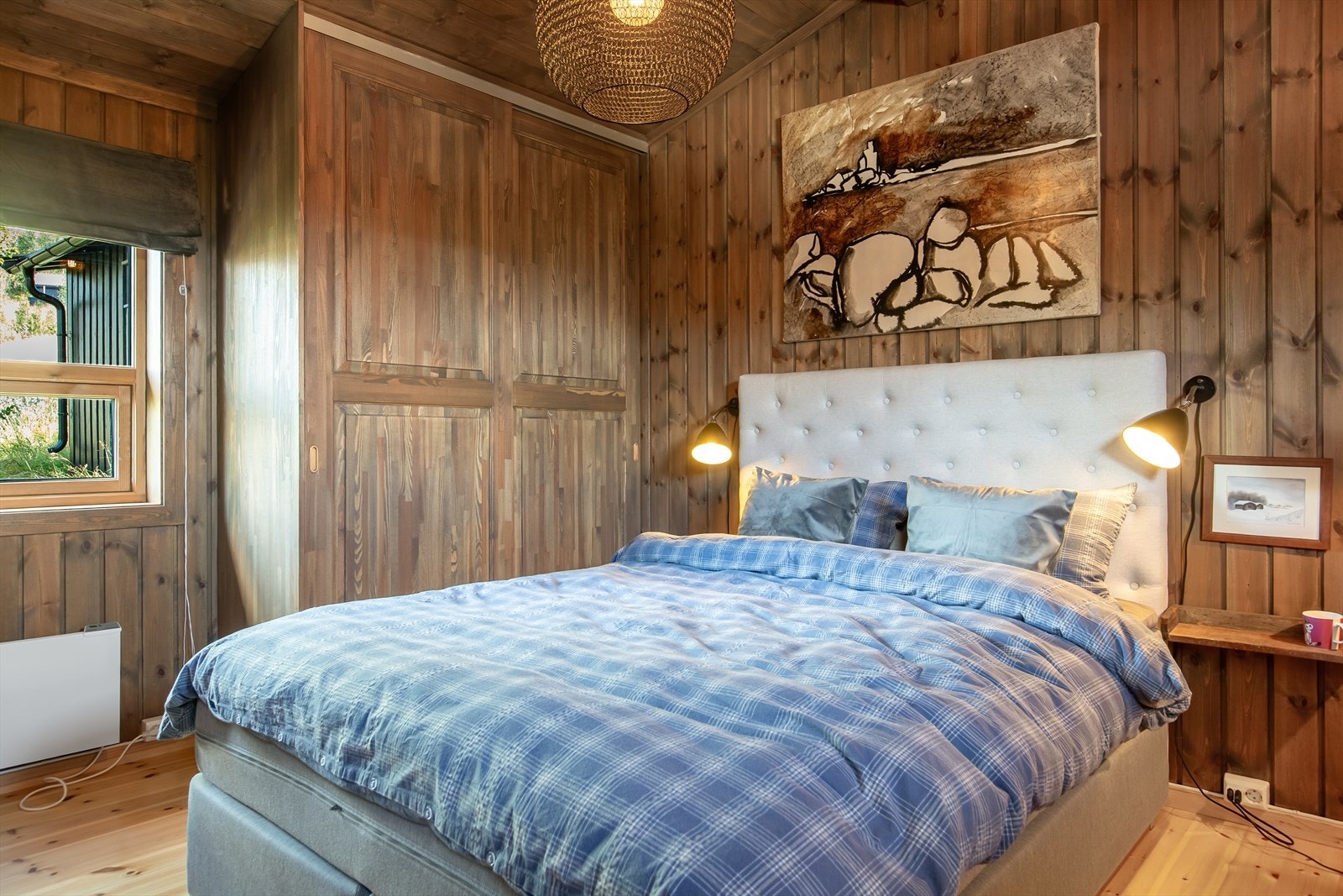 Rommet har også et skap med god plass til oppbevaring. Galleribilde