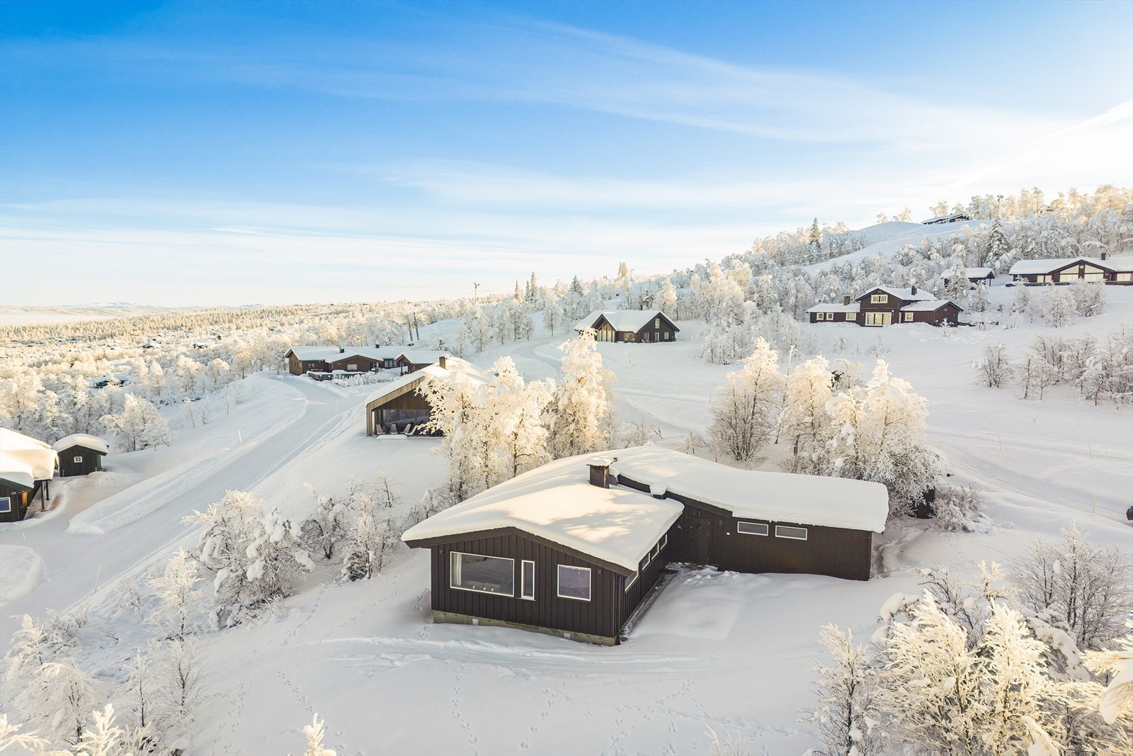 Den ligger på en trivelig naturtomt med mulighet for mange fine uteplasser, lek og moro, har alle fasiliteter og god plass til hele familien. Galleribilde