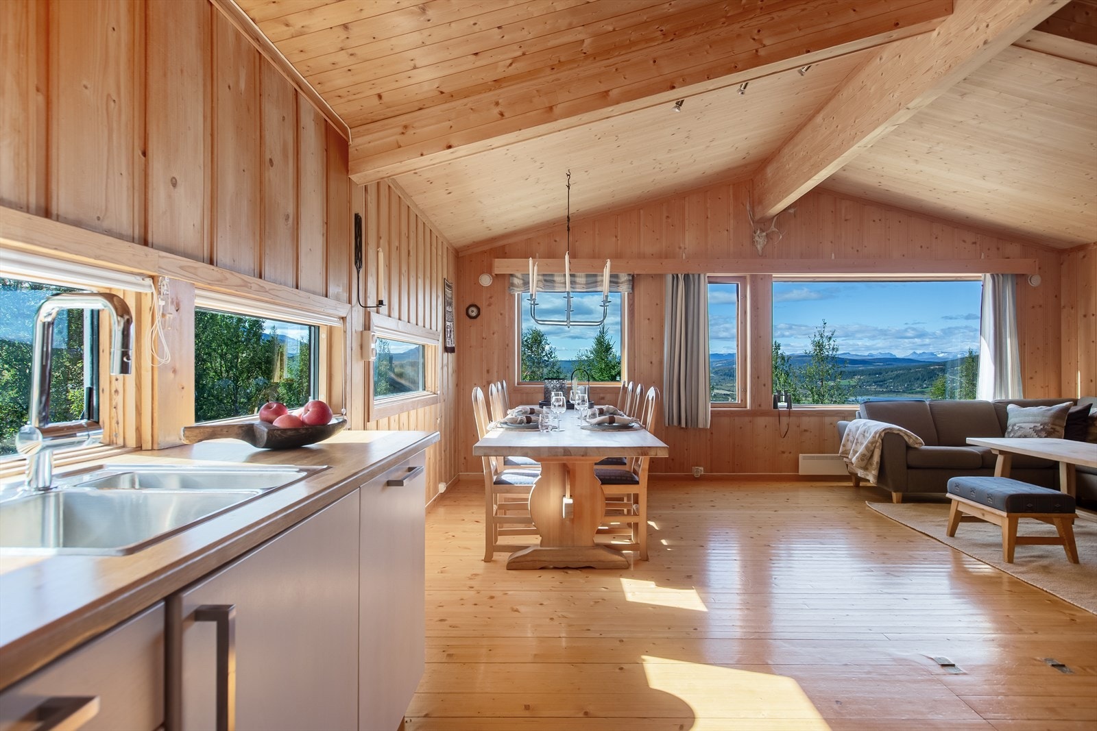 Her er det god plass til både sofakrok og spiseplass. Galleribilde